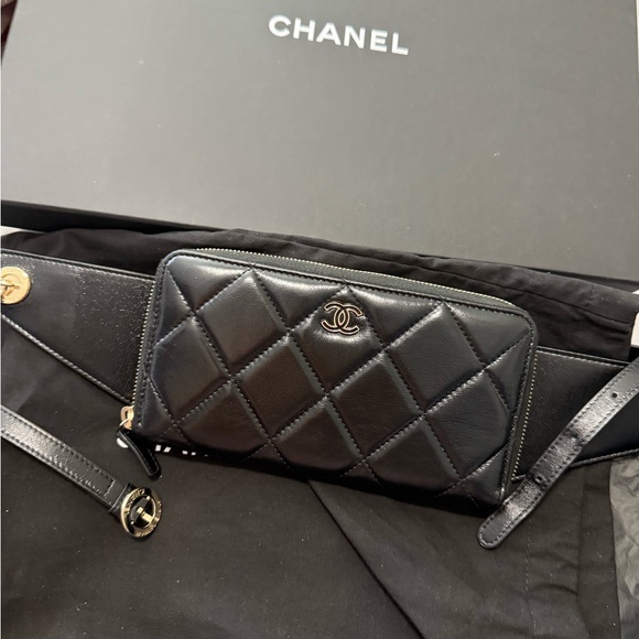 Chanel Black Quilted lambskin Leather Belt Bag - Picture 3 of 13